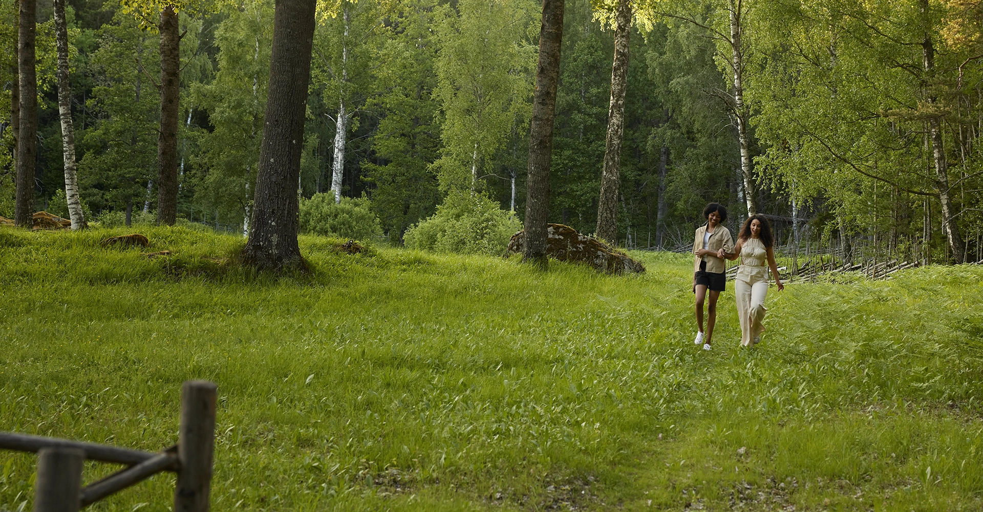 Två personer går i skogen.