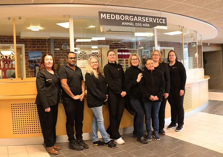 Medarbetare på Medborgarservice i receptionen i stadshuset i Mjölby.