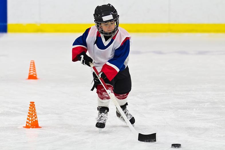 Ett barn spelar ishockey