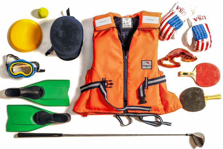 Utrustning till olika sporter  - flytväst, bordtennisrack, simglasögon, simfötter, ridhjälm, golfklubba, boxarhandskar, tennisboll