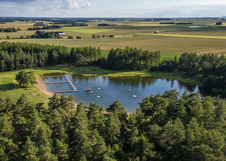 Drönarbild över Månsjön i Skänninge