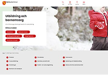 En webbsida med Mjölby kommuns logotyp längst uppe till vänster, texten Utbildning och barnomsorg samt foto av ett barn i röd jacka och en snögubbe.