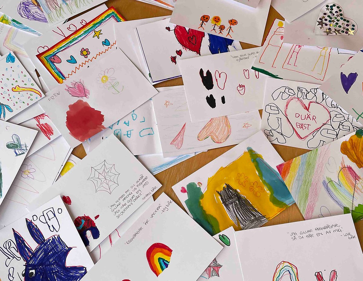 Preschoolers have painted Valentine’s Day postcards for the elderly