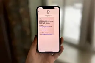 Telefonskärm. Text: Mjölby kommun genomför nu en trygghetsundersökning. Hur trygg känner du dig? Dina svar är viktiga Svara här: länk, ange din kod:xxx. MVH Mjölby kommun. Avböj: länk.